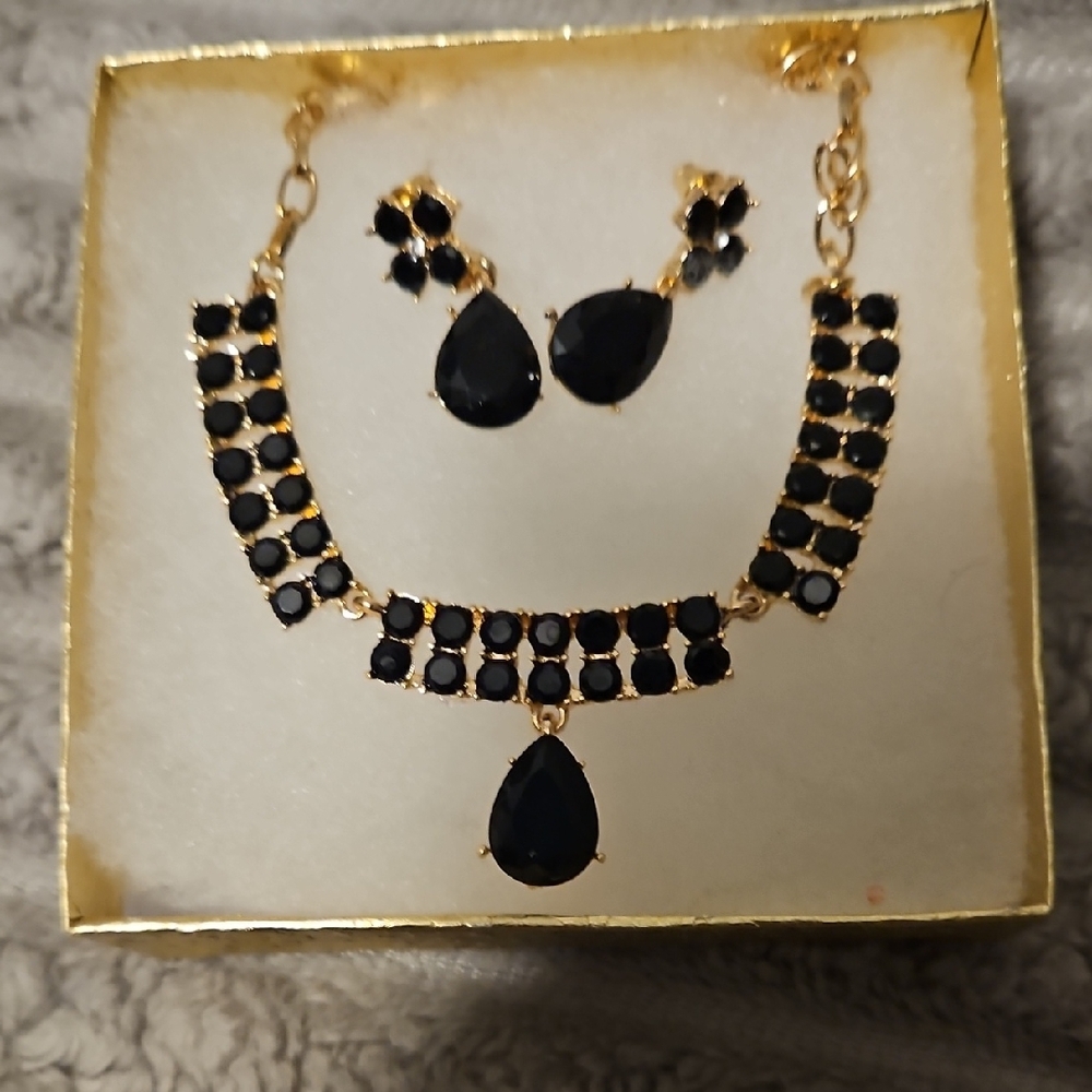 BRAND NEW ** Elegant Black and Gold Jewelry Set